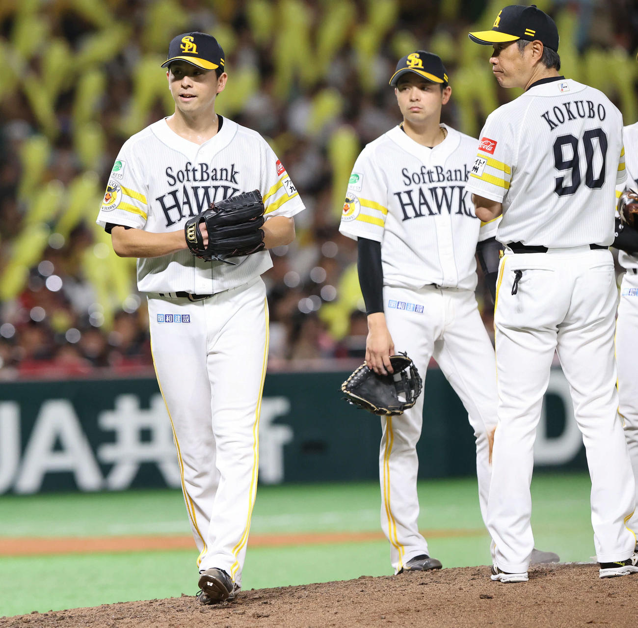 ソフトバンク対楽天　7回途中、小久保監督（右）に声をかけられ降板となる大関（撮影・梅根麻紀）
