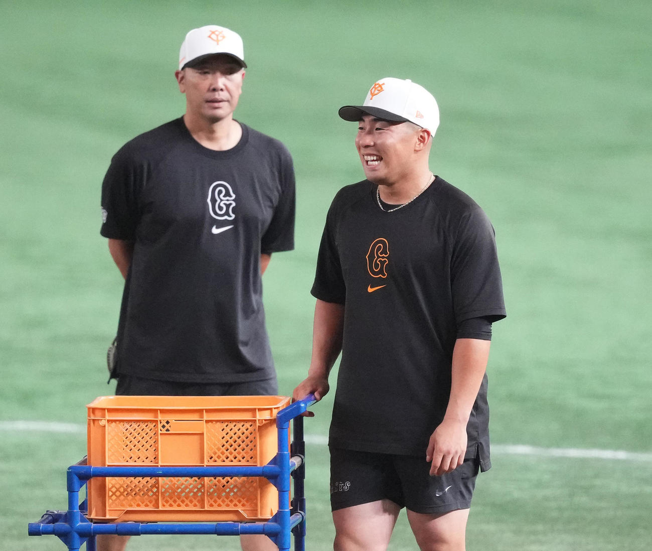 巨人対阪神　試合前、笑顔で練習をする巨人浅野。左は阿部監督（撮影・菅敏）