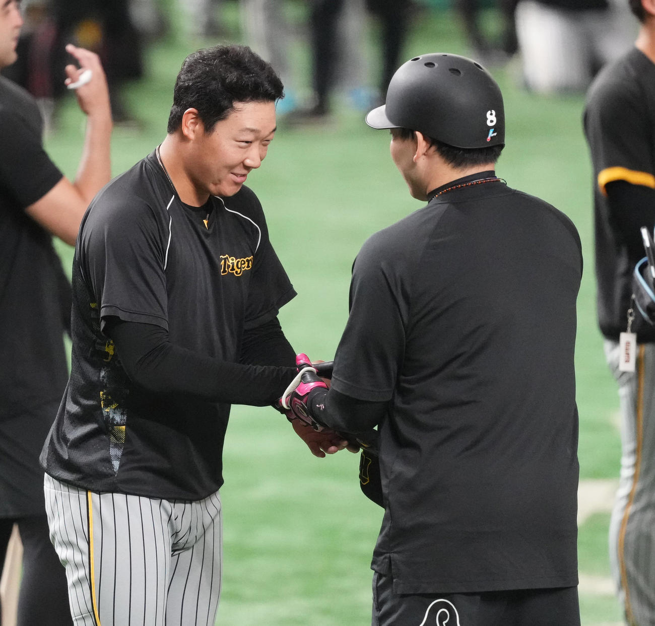 巨人対阪神　試合前、巨人丸（右）に握手であいさつする阪神大山（撮影・菅敏）
