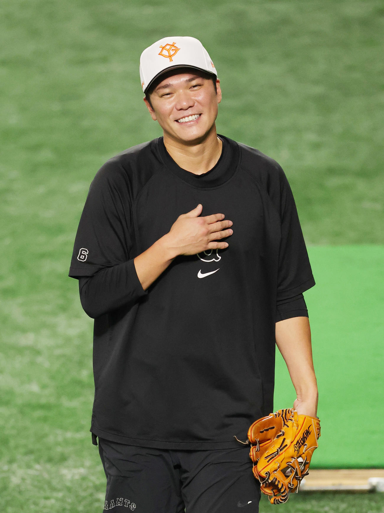 巨人対阪神　1軍に合流しキャッチボールする巨人西舘（撮影・野上伸悟）