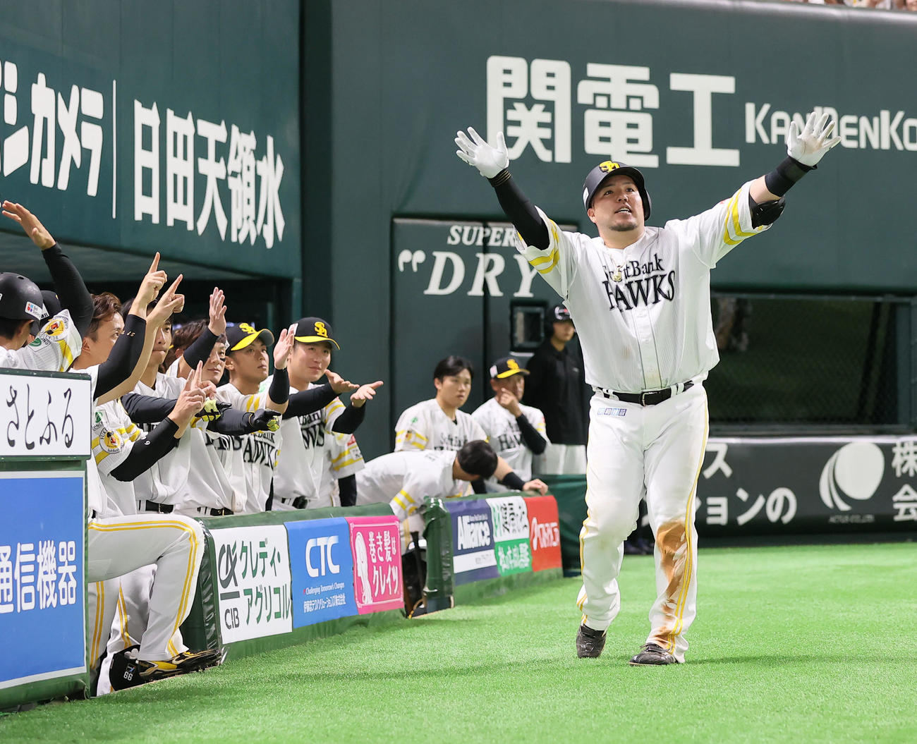 ソフトバンク対楽天　7回裏ソフトバンク1死、山川は左越えに本塁打を放ちベンチ前でポーズを決める（撮影・梅根麻紀）
