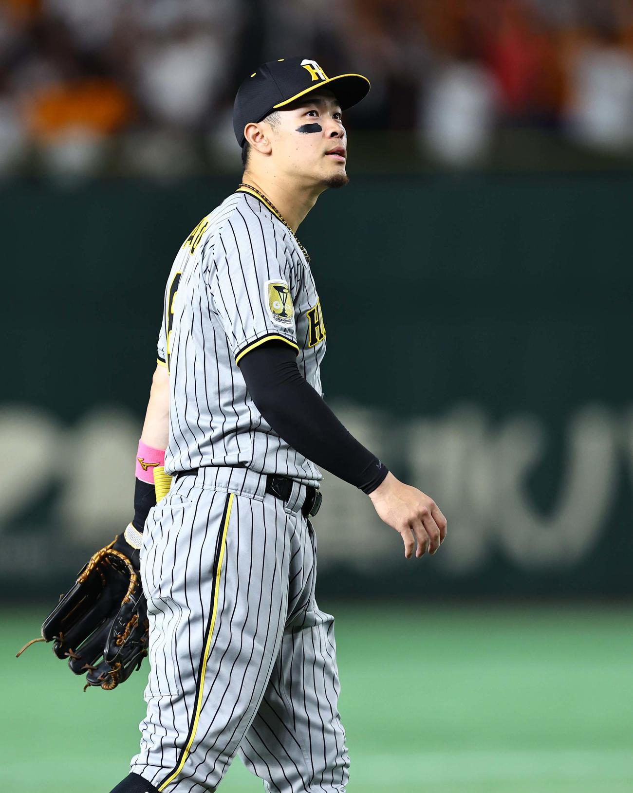 巨人対阪神　1回裏巨人2死二塁、岡本和の打球を一塁へ悪送球する佐藤輝（撮影・上田博志）