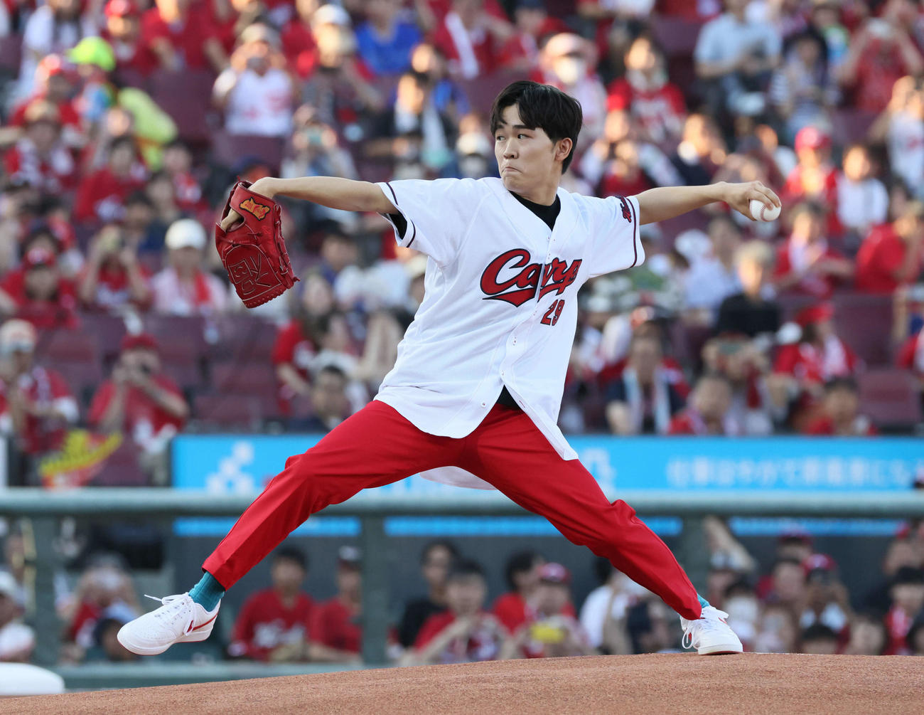 広島対DeNA　マエケン体操をしてから始球式で投げる鈴木福（撮影・加藤孝規）