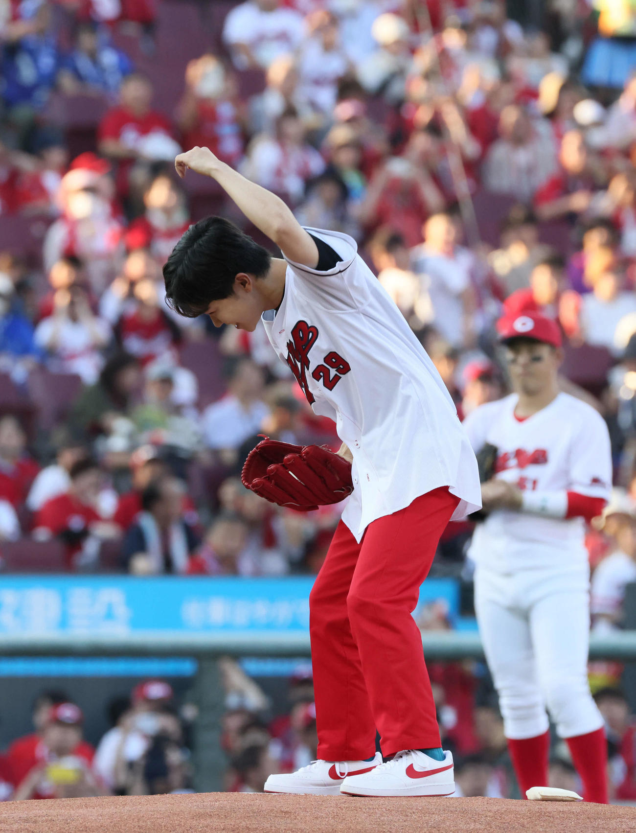 広島対DeNA　マエケン体操をしてから始球式で投げる鈴木福（撮影・加藤孝規）