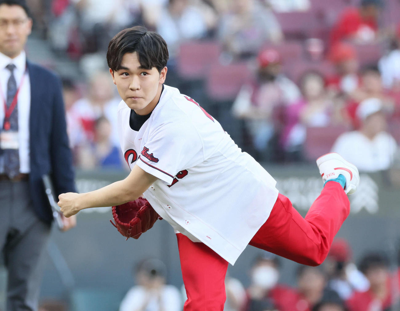 広島対DeNA　始球式の練習をする鈴木福（撮影・加藤孝規）