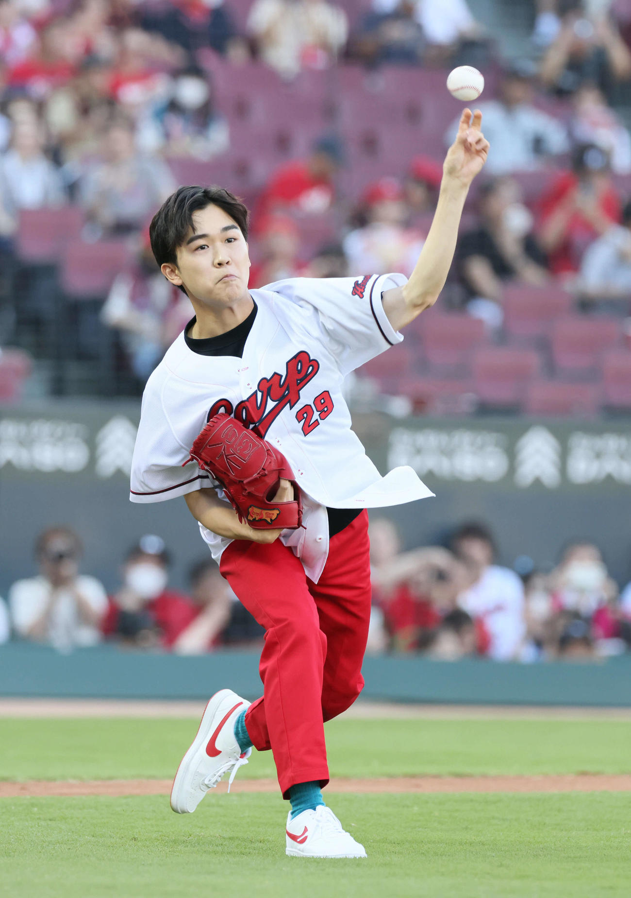 広島対DeNA　始球式の練習をする鈴木福（撮影・加藤孝規）