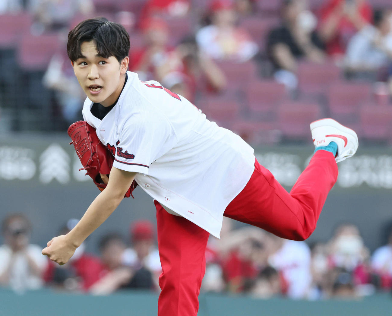 広島対DeNA　始球式の練習をする鈴木福（撮影・加藤孝規）