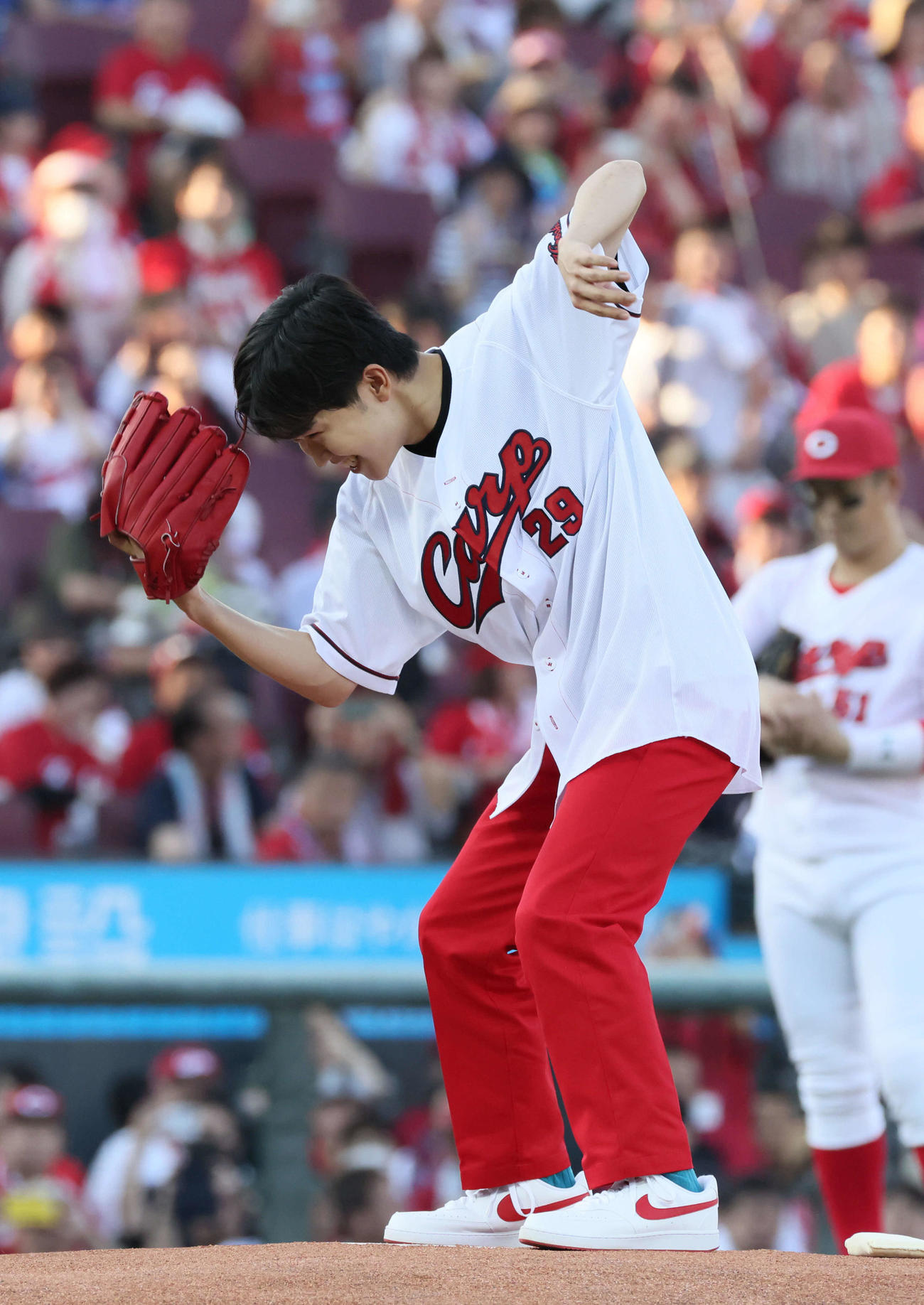 広島対DeNA　マエケン体操をしてから始球式で投げる鈴木福（撮影・加藤孝規）