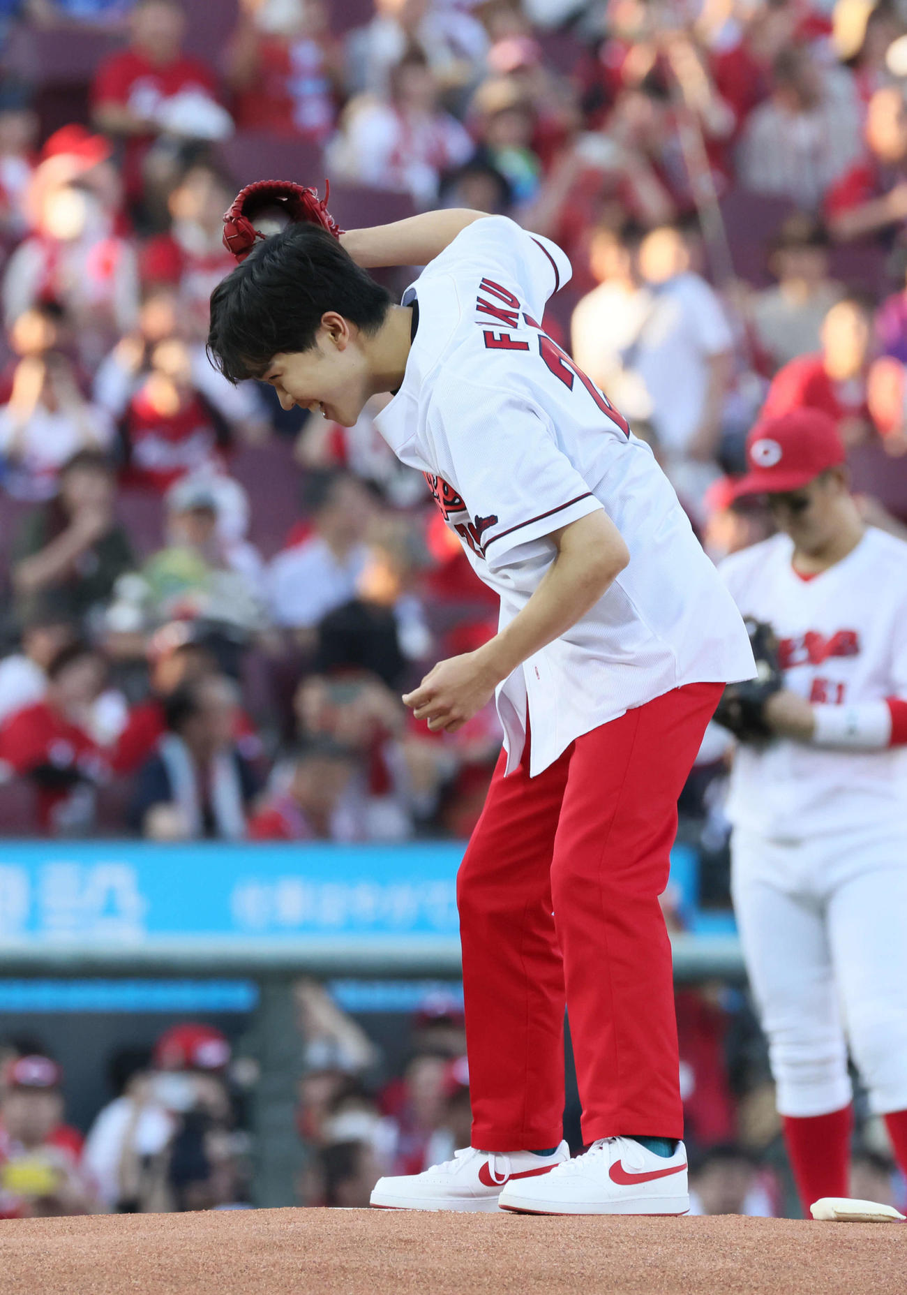広島対DeNA　マエケン体操をしてから始球式で投げる鈴木福（撮影・加藤孝規）