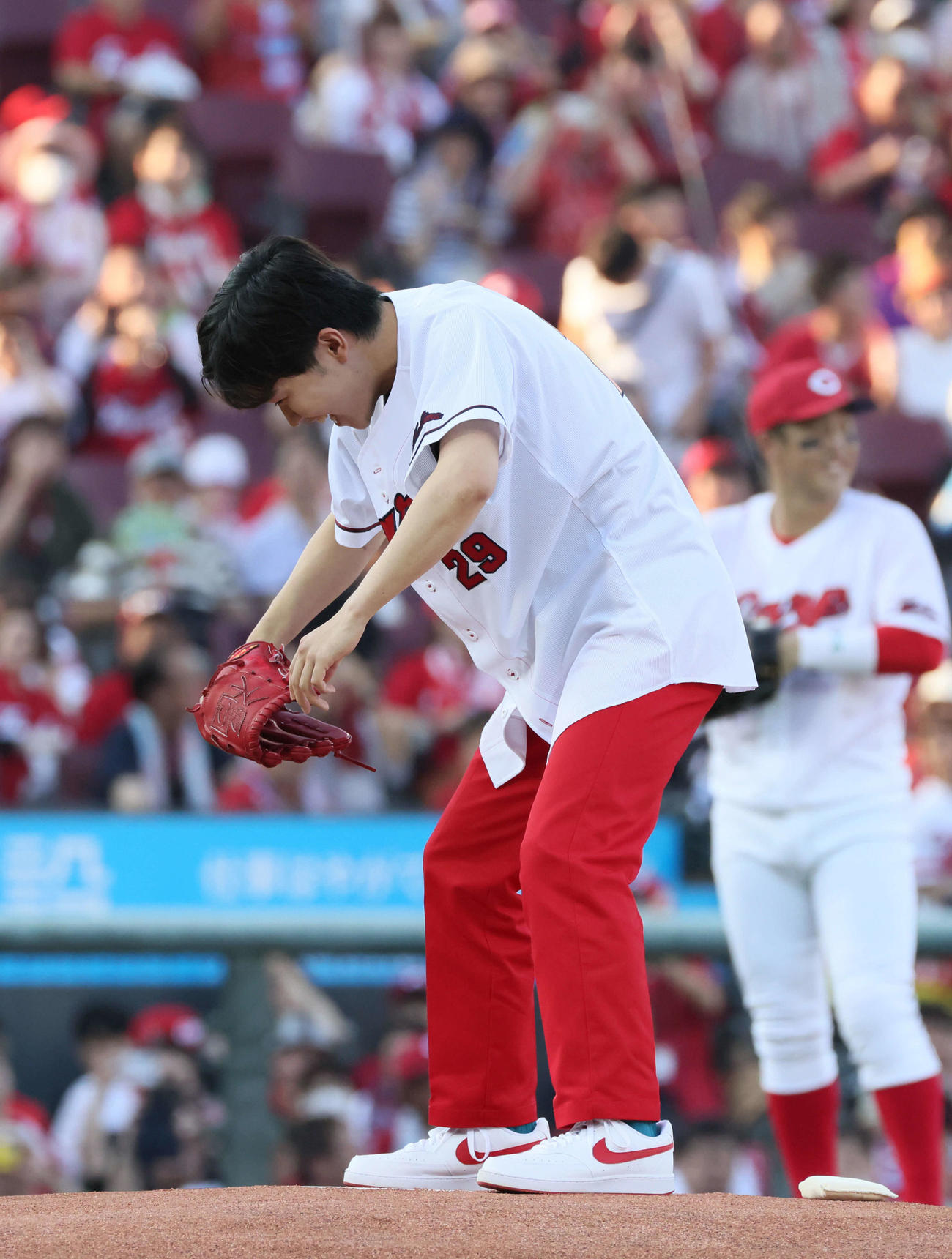 広島対DeNA　マエケン体操をしてから始球式で投げる鈴木福（撮影・加藤孝規）