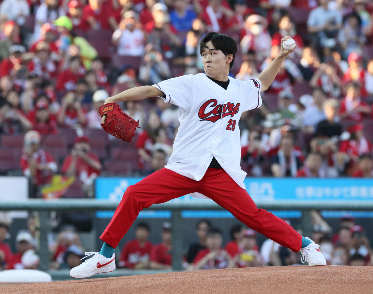 広島対DeNA　マエケン体操をしてから始球式で投げる鈴木福（撮影・加藤孝規）