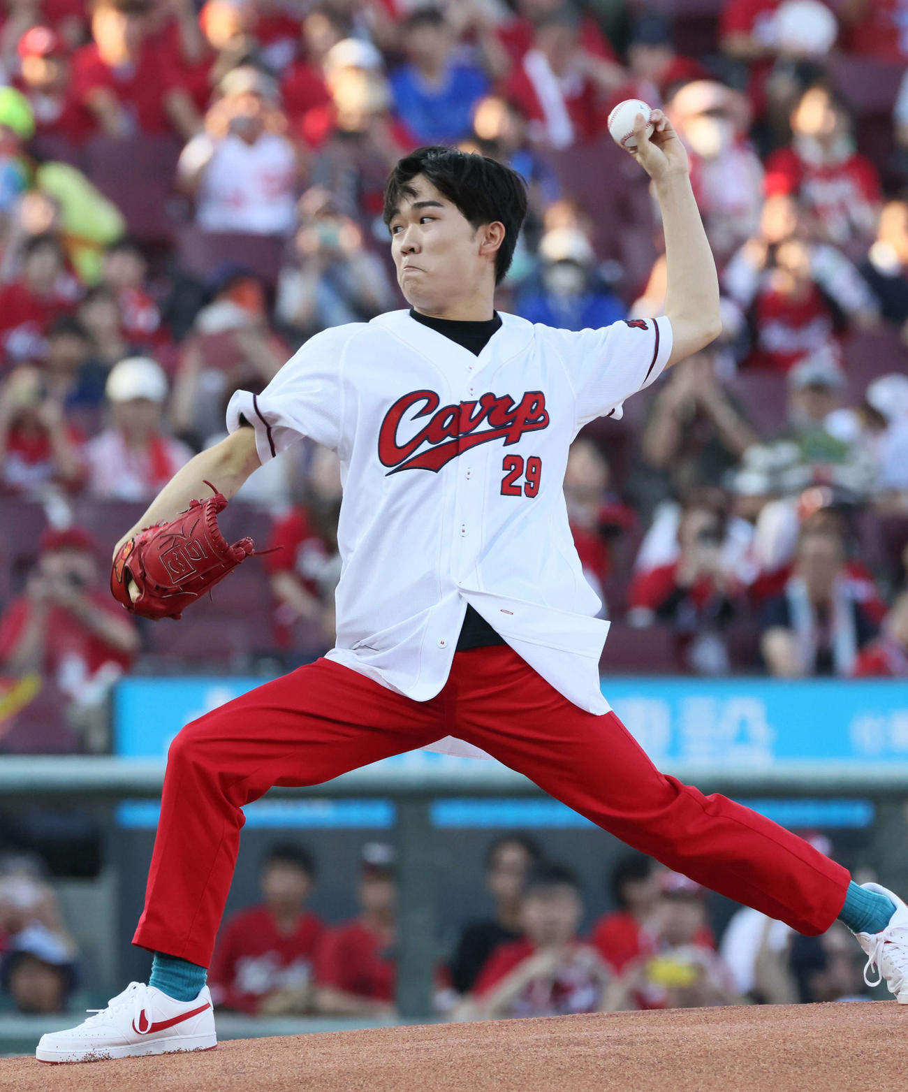 広島対DeNA　マエケン体操をしてから始球式で投げる鈴木福（撮影・加藤孝規）