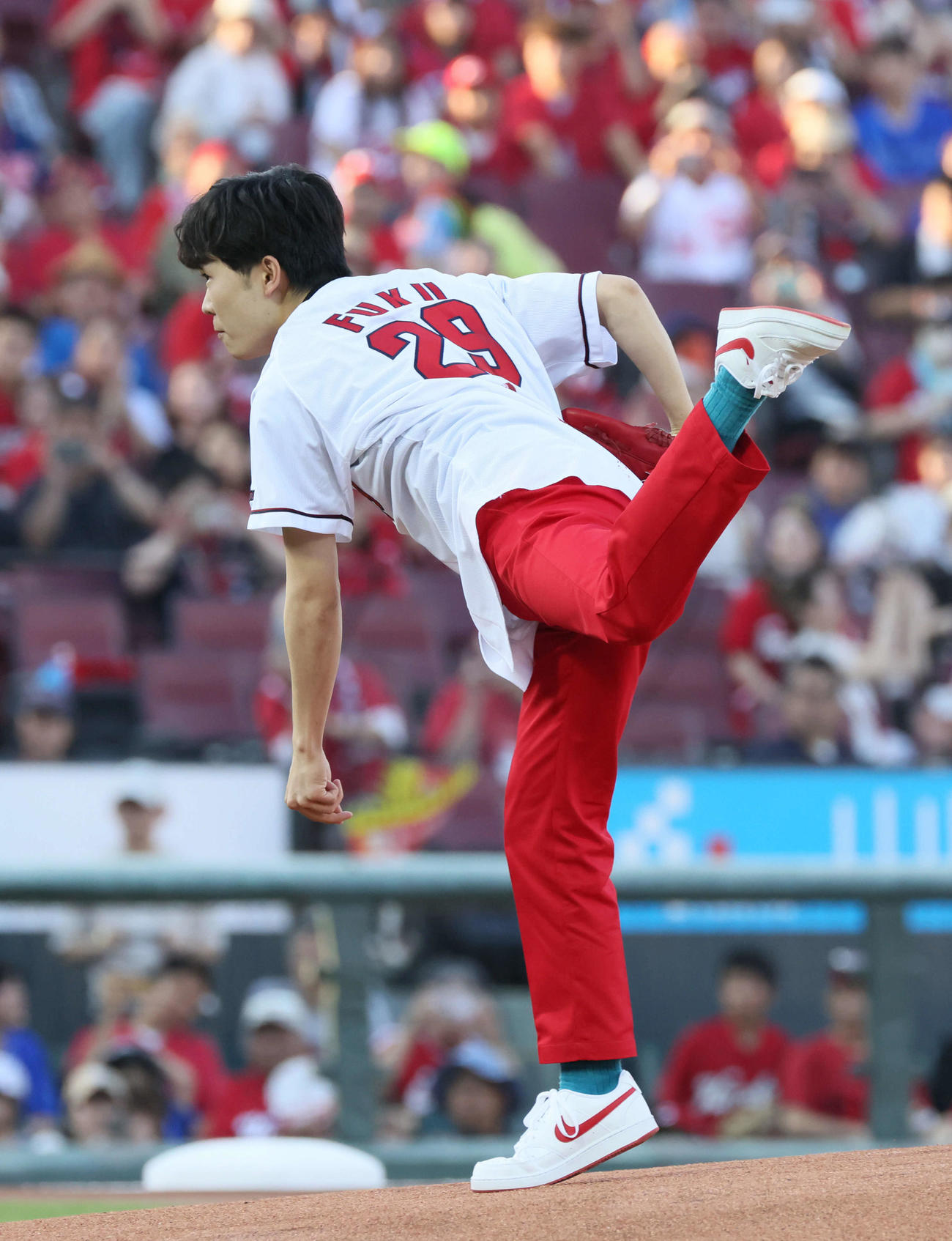 広島対DeNA　マエケン体操をしてから始球式で投げる鈴木福（撮影・加藤孝規）