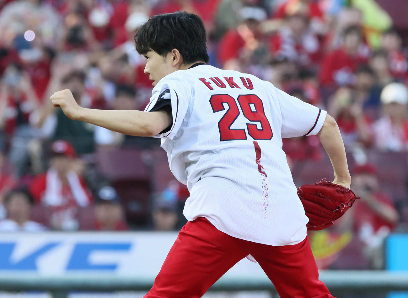 広島対DeNA　マエケン体操をしてから始球式で投げる鈴木福（撮影・加藤孝規）
