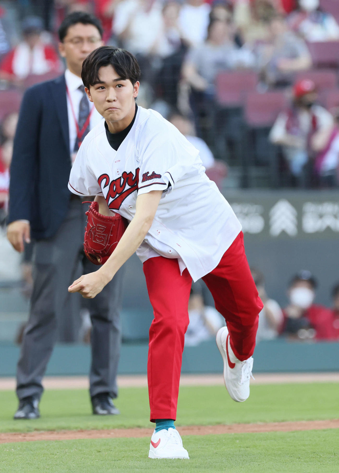 広島対DeNA　始球式の練習をする鈴木福（撮影・加藤孝規）