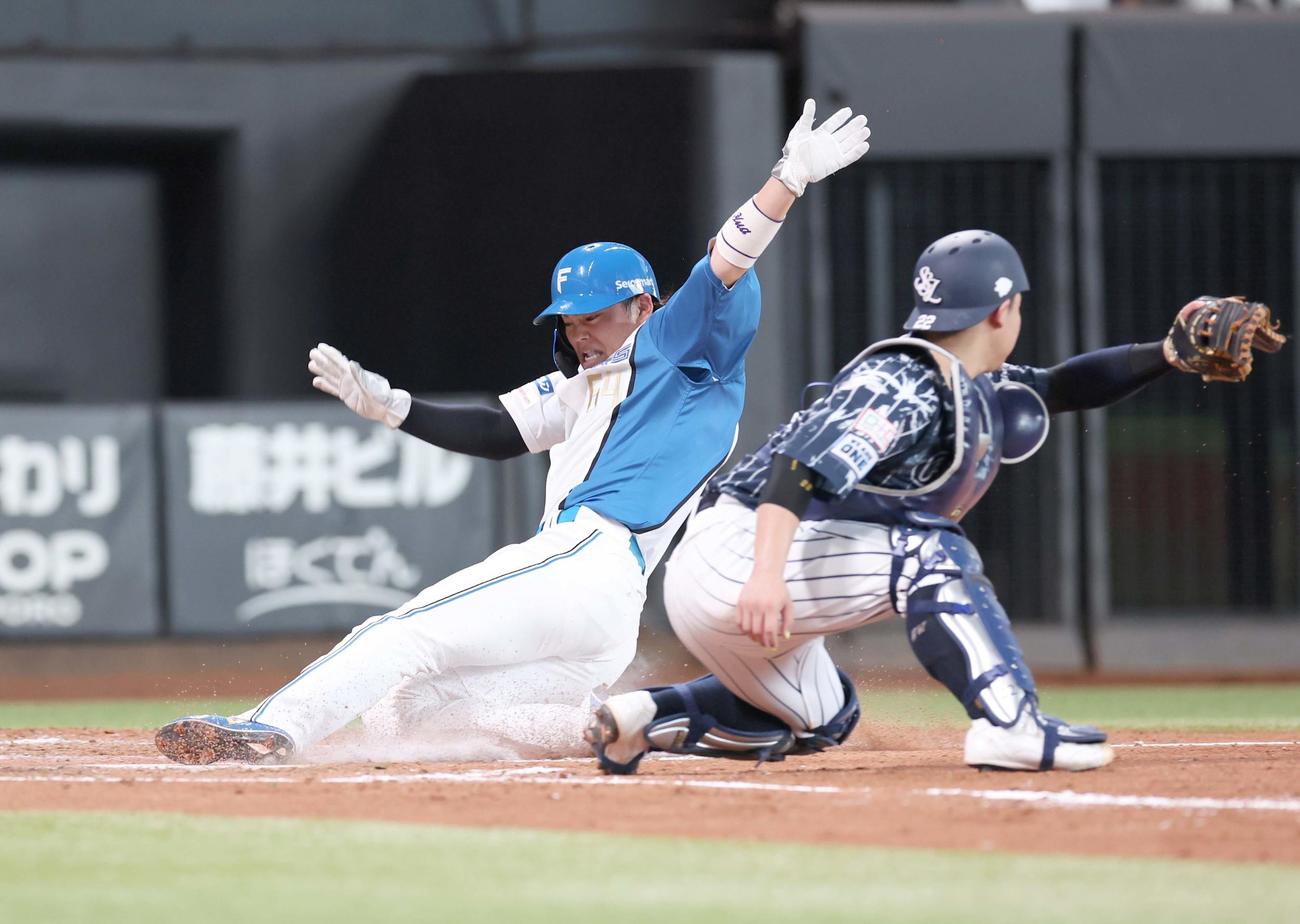 日本ハム対西武　4回裏日本ハム1死一塁、レイエスの適時二塁打で生還する田宮。捕手古賀（撮影・黒川智章）