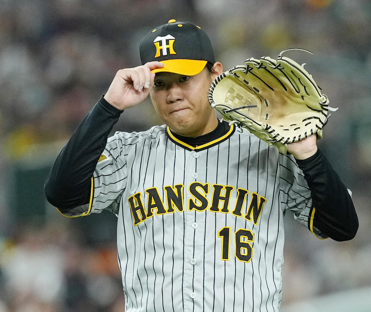 巨人対阪神　2回、投球の合間に気合の入った表情を見せる阪神西勇（撮影・菅敏）