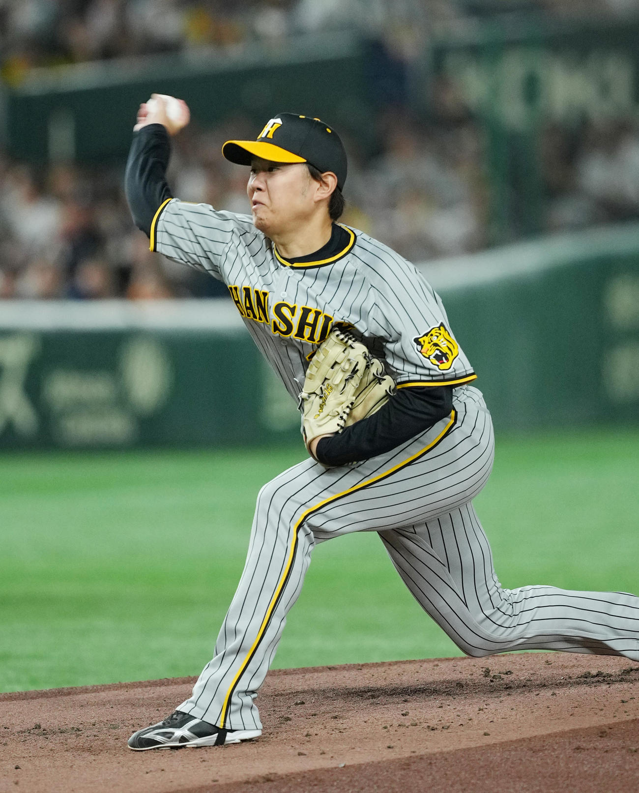 巨人対阪神　力投する阪神先発の西勇（撮影・菅敏）
