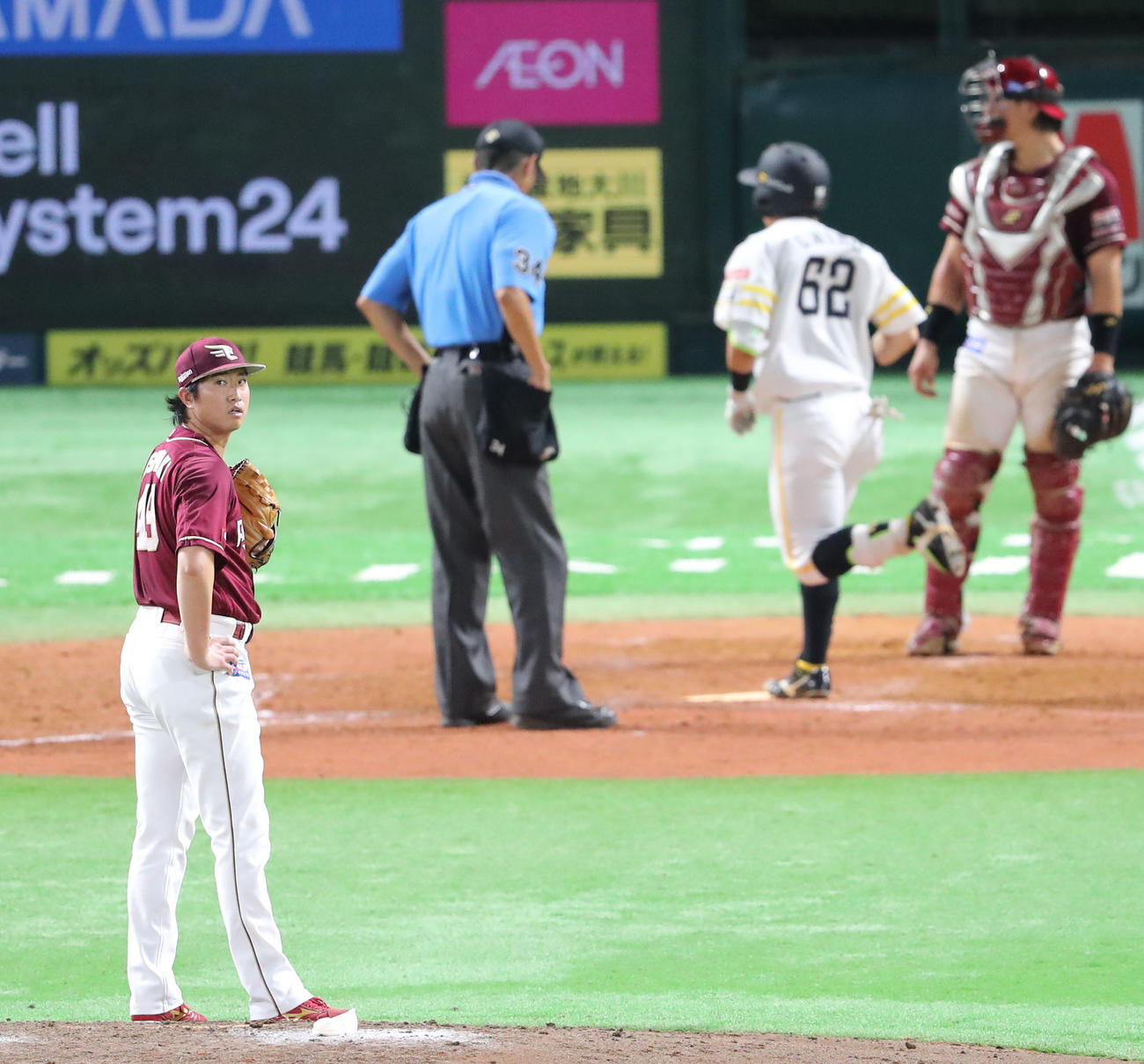 ソフトバンク対楽天　5回裏ソフトバンク無死、海野に左越え本塁打を浴びた西垣（撮影・鬼束羽瑠菜）
