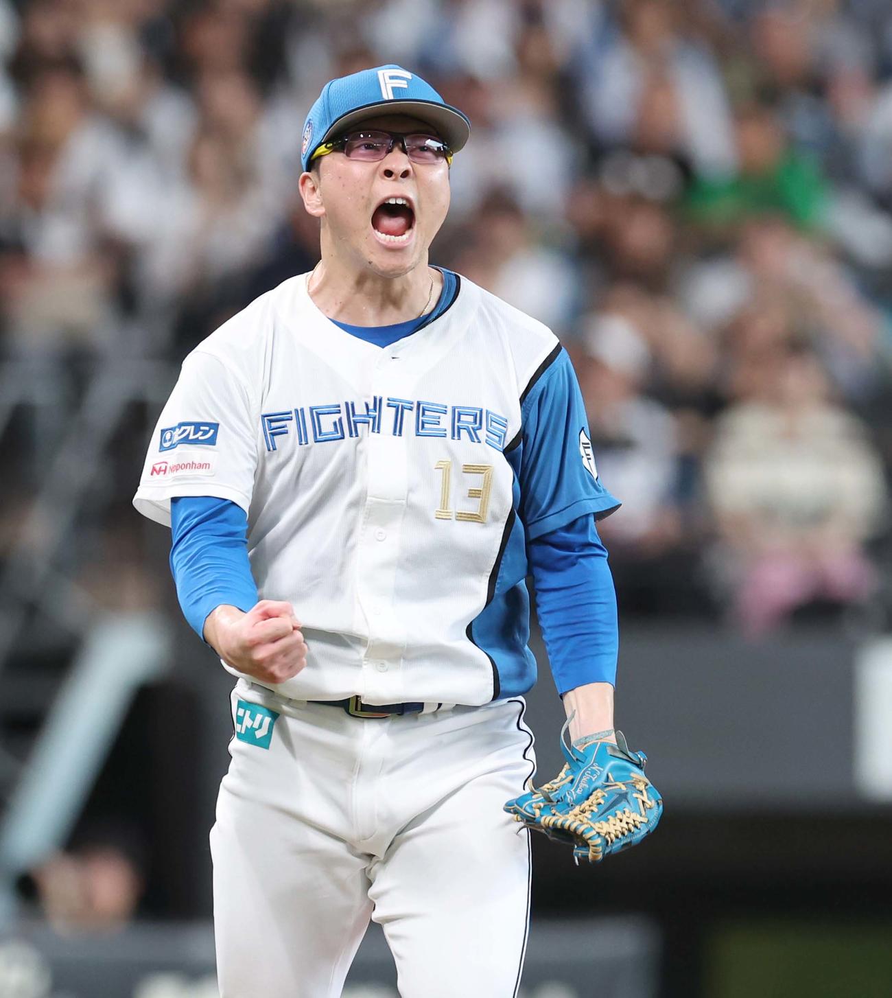 日本ハム対西武　9回表西武2死三塁、山村を三振にとり叫ぶ生田目（撮影・黒川智章）