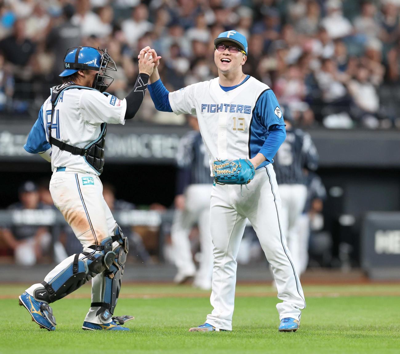 日本ハム対西武　試合後、田宮（左）とハイタッチする生田目（撮影・黒川智章）