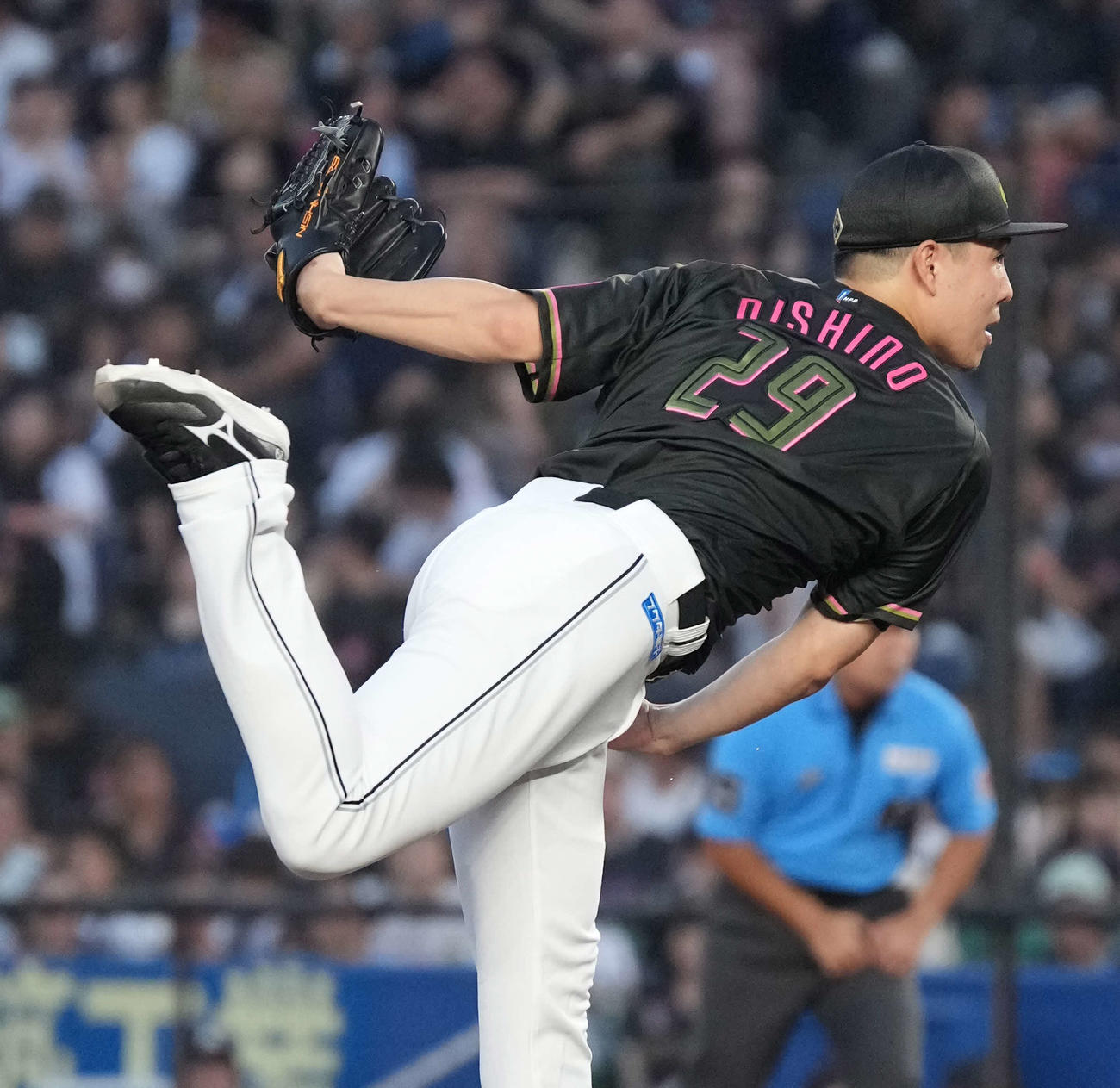 ロッテ対オリックス　力投するロッテ先発の西野（撮影・小沢裕）