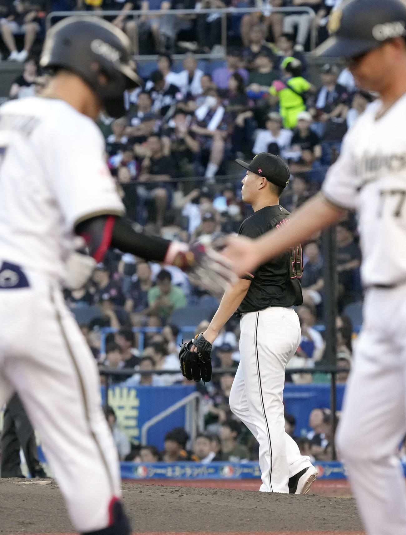 4回、オリックス西川（手前左）に先制2ランを浴びたロッテ西野（共同）