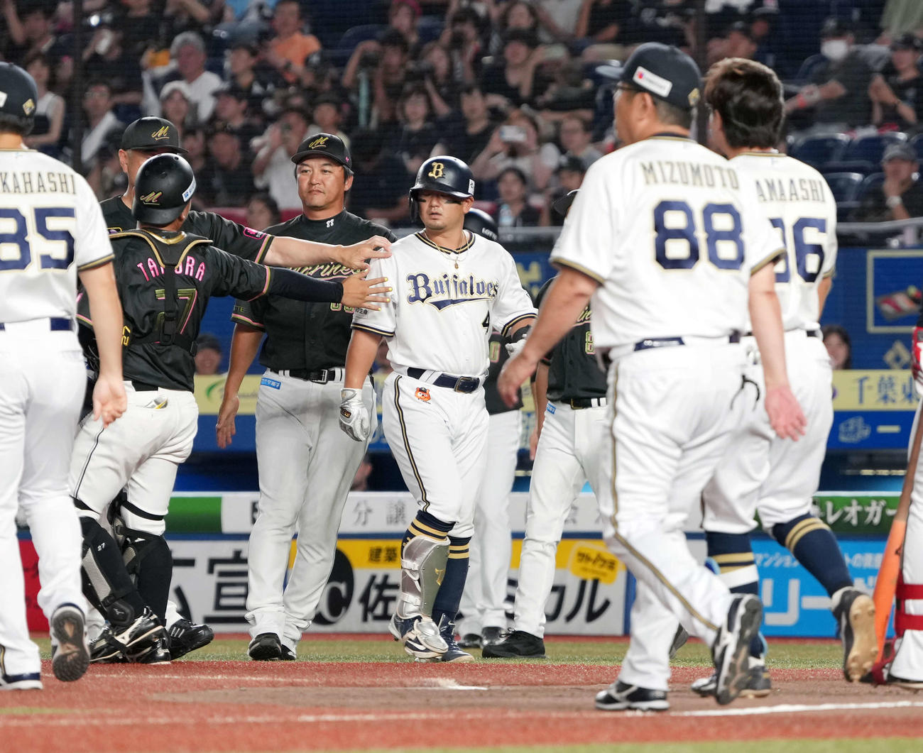 ロッテ対オリックス　8回表オリックス無死、森（中央）の顔面付近を襲う死球に両軍が入り乱れた（撮影・小沢裕）