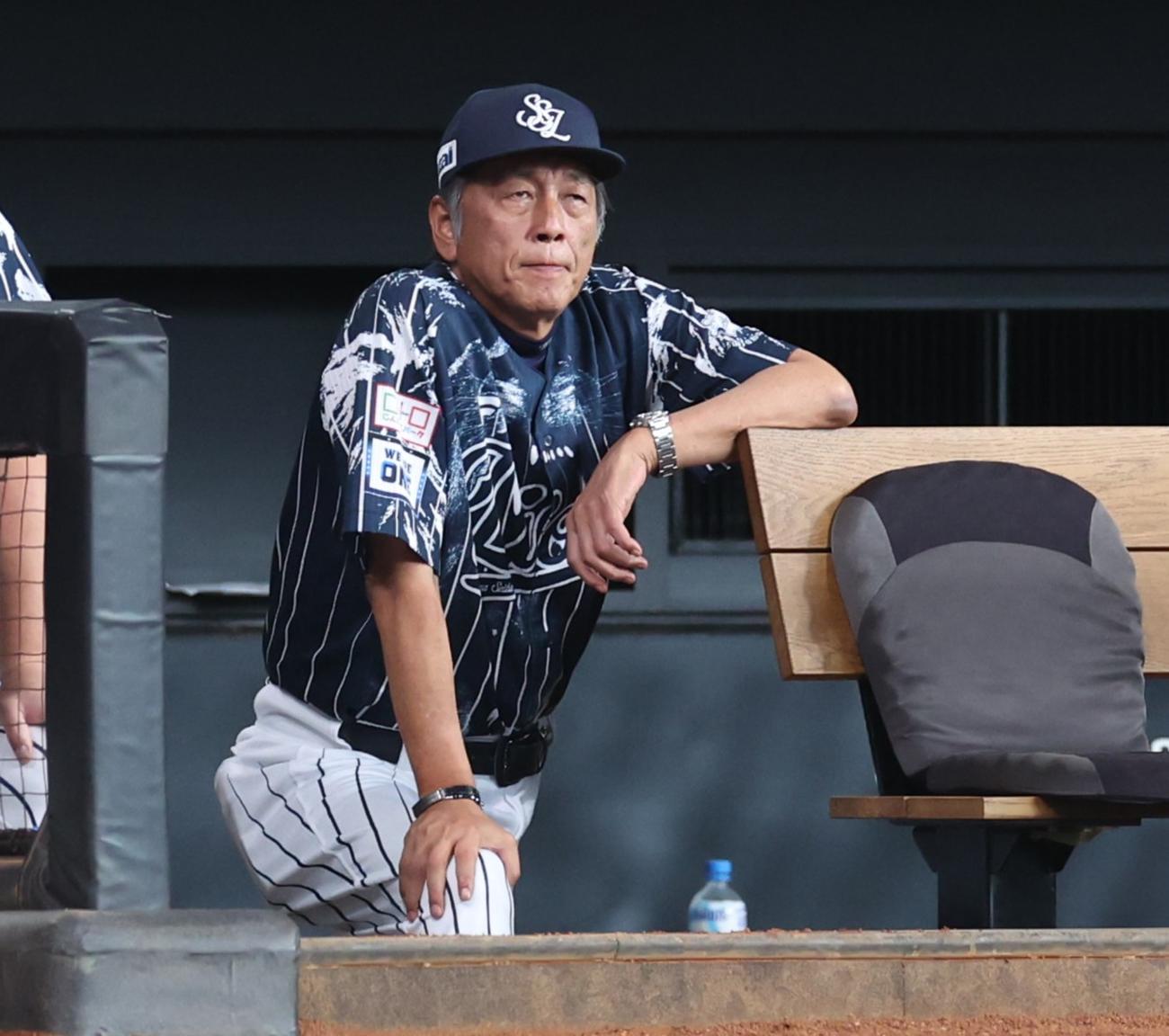 日本ハム対西武　ベンチで渋い表情の渡辺GM兼監督代行（撮影・黒川智章）