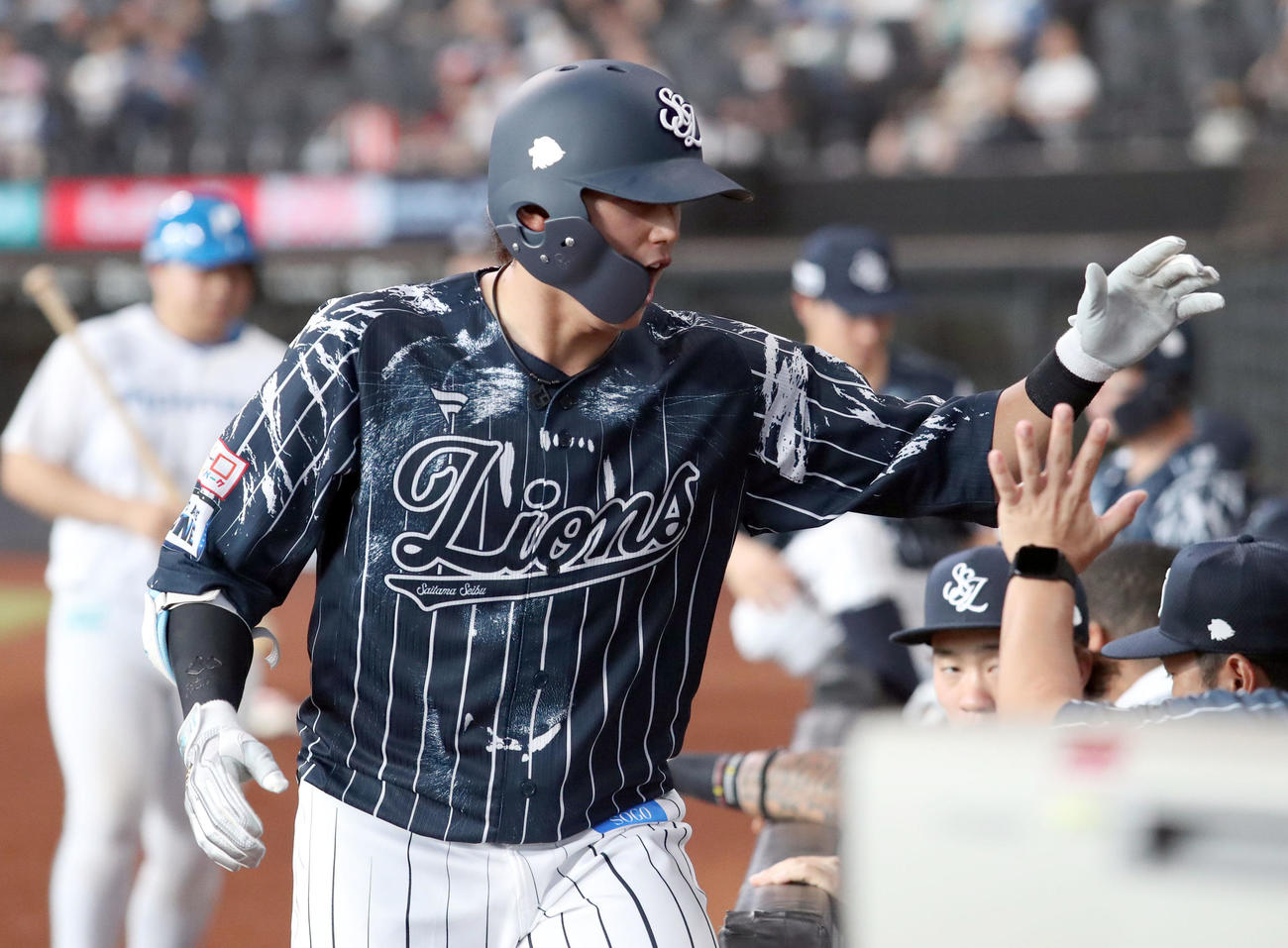 日本ハム対西武　7回表西武無死、西川は右越え本塁打を放ちナインに出迎えられる（撮影・佐藤翔太）