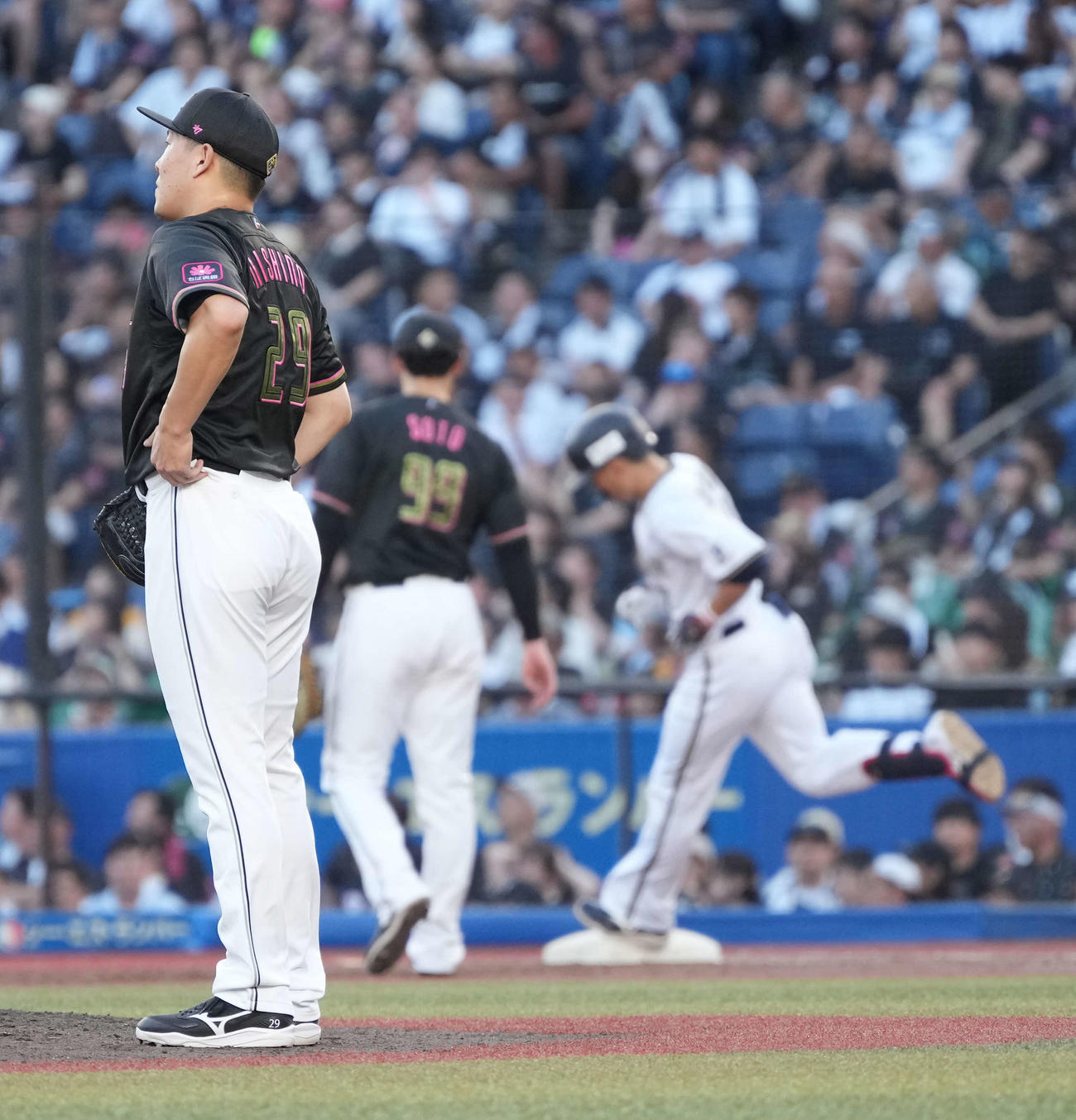 ロッテ対オリックス　4回表オリックス1死一塁、ロッテ先発の西野（左）は西川に中越えの先制2点本塁打を許す（撮影・小沢裕）