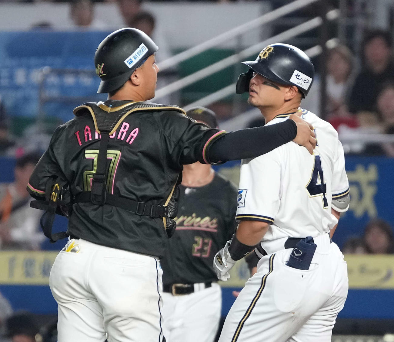 ロッテ対オリックス　8回表オリックス無死、顔面付近を襲う死球を受けた森（右）は投手へ詰め寄るもロッテ田村になだめられる（撮影・小沢裕）