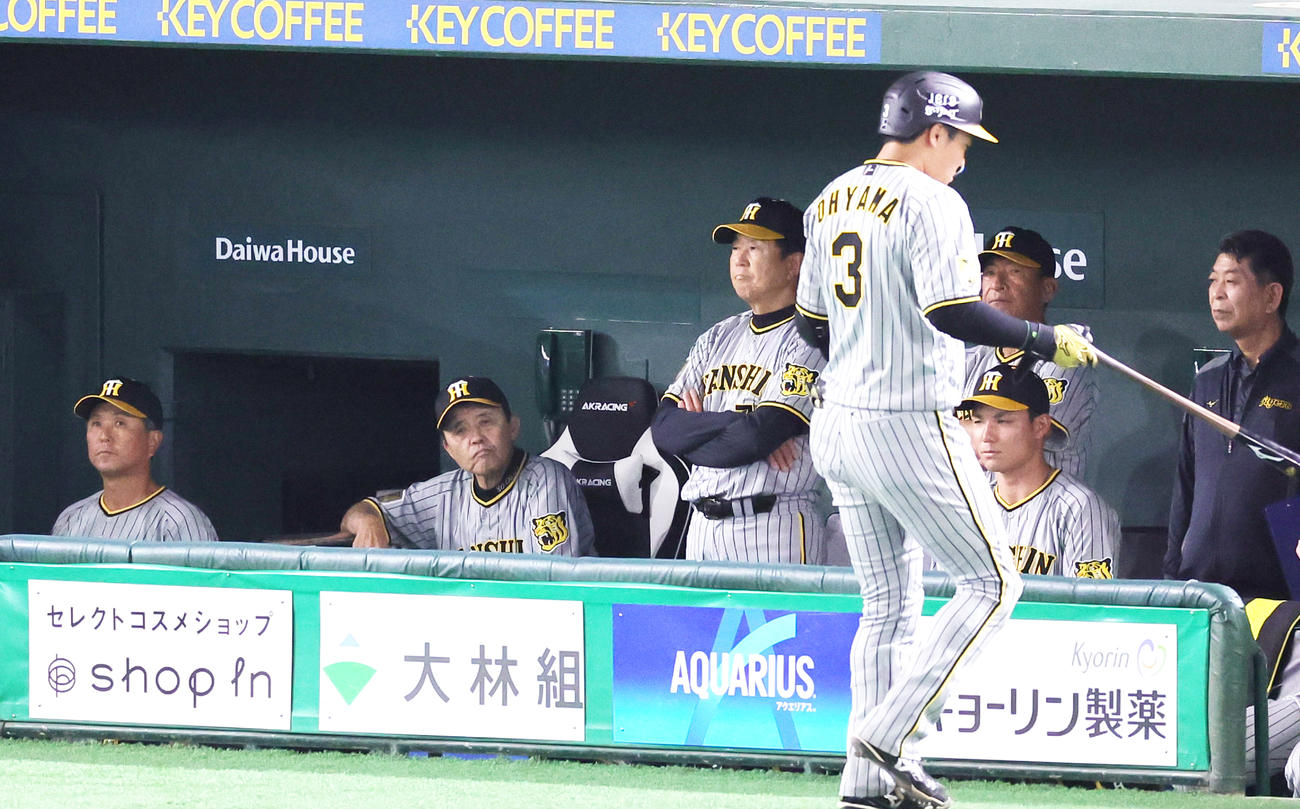 巨人対阪神　2回表阪神無死、大山が三振に倒れ渋い表情の岡田監督（撮影・野上伸悟）