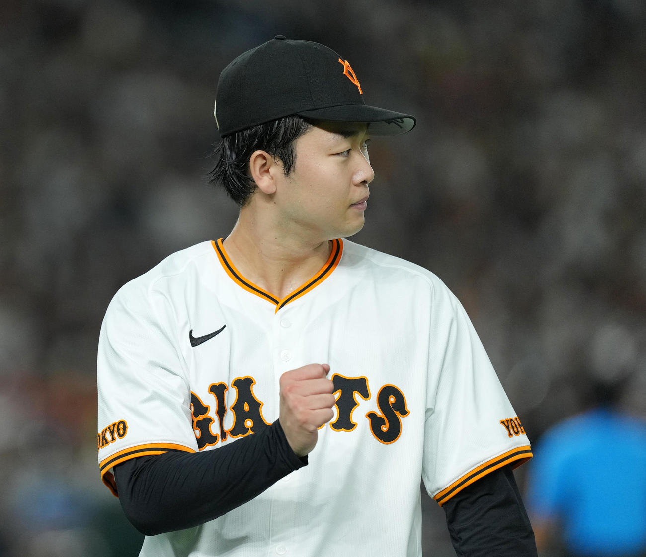 巨人対阪神　4回の投球を終え、ガッツポーズをしながらベンチに戻る巨人山崎伊（撮影・菅敏）