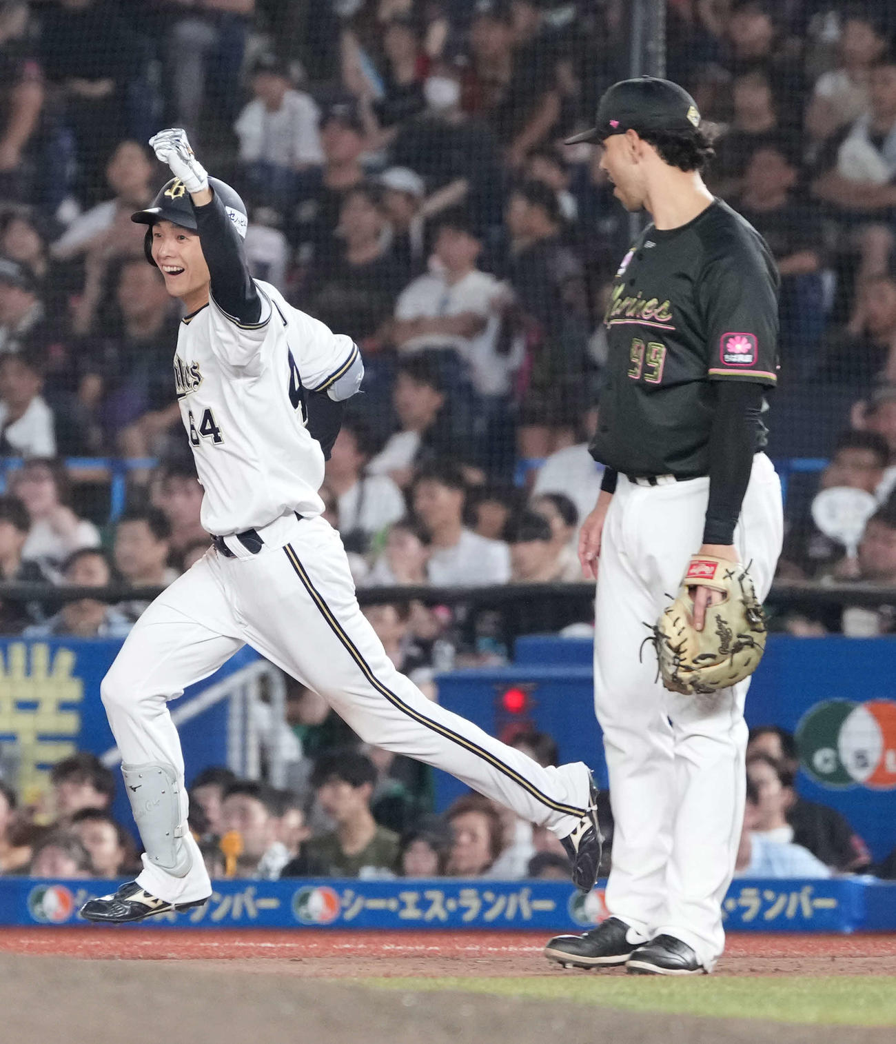 ロッテ対オリックス　9回表オリックス1死二塁、大里（左）は左越えに2点本塁打を放ちガッツポーズ（撮影・小沢裕）