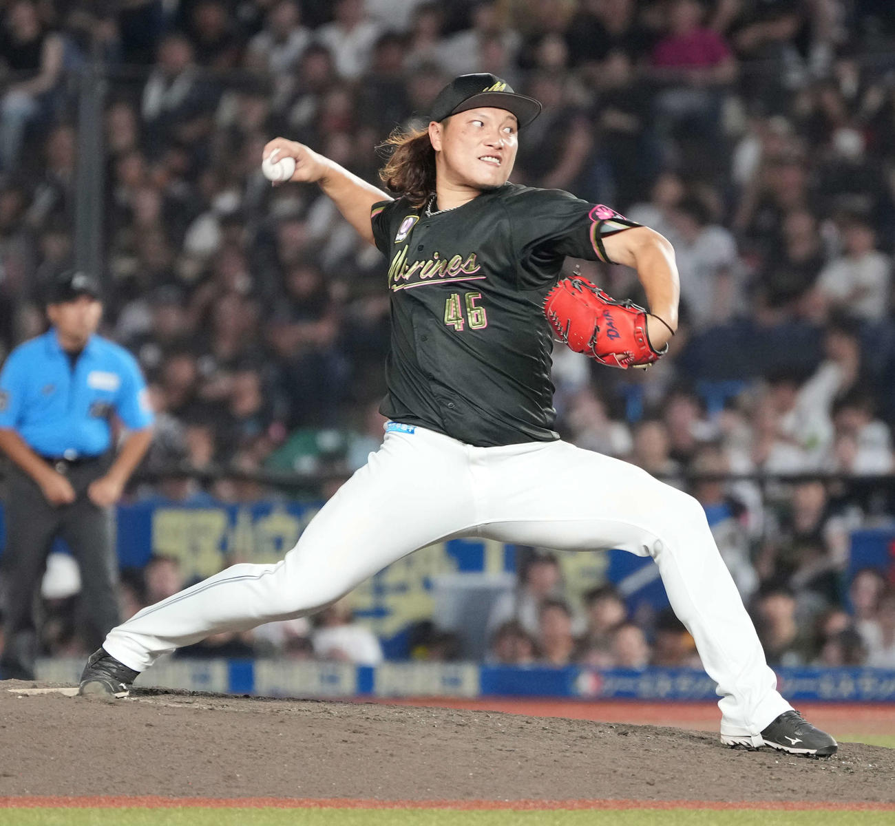 ロッテ対オリックス　ロッテ3番手で登板した岩下（撮影・小沢裕）