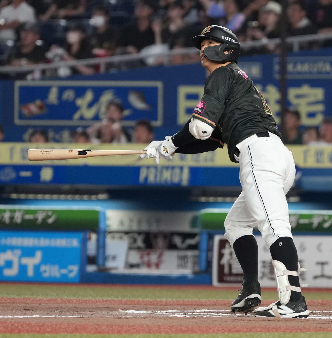 ロッテ対オリックス　6回裏ロッテ2死一塁、中村奨は左二塁打を放つ（撮影・小沢裕）