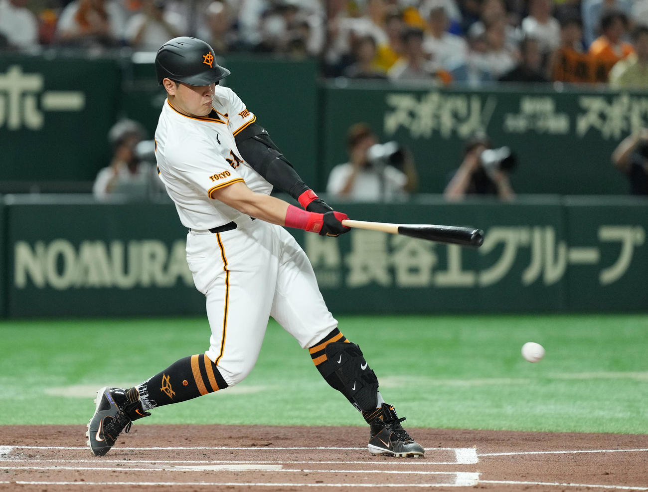 巨人対阪神　1回裏巨人2死二塁、三塁へ打球を放つ岡本和（撮影・菅敏）
