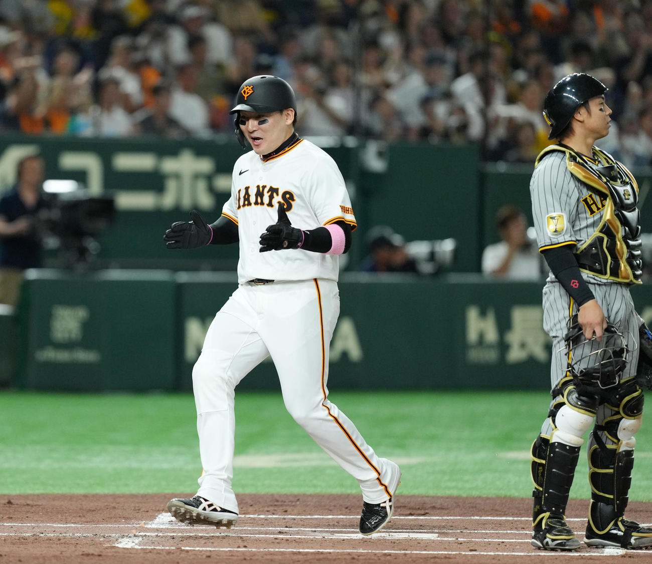 巨人対阪神　1回裏巨人2死二塁、岡本和の打球を処理した佐藤輝が一塁へ悪送球し、二塁から生還する丸（左）（撮影・菅敏）