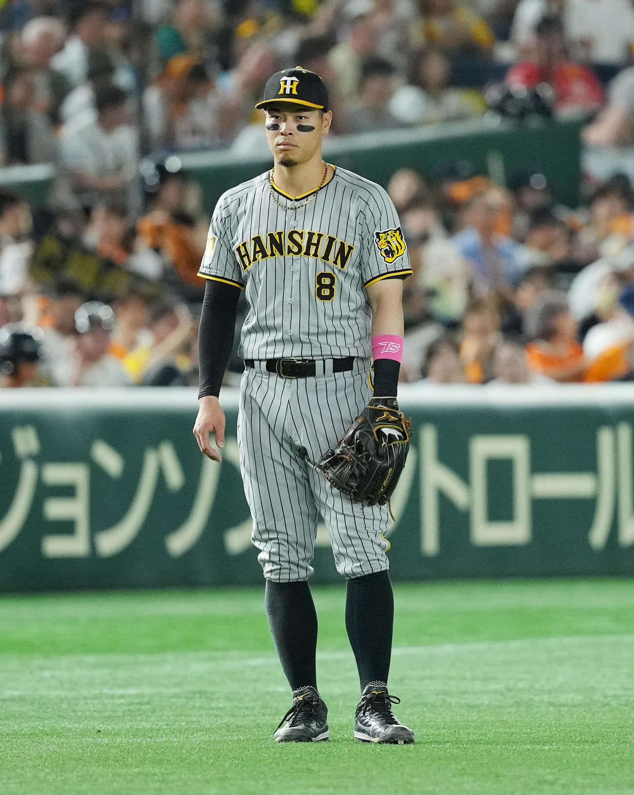 巨人対阪神　1回裏巨人2死二塁、岡本和の三塁への打球を処理するも一塁へ悪送球し、肩を落とす佐藤輝（撮影・菅敏）