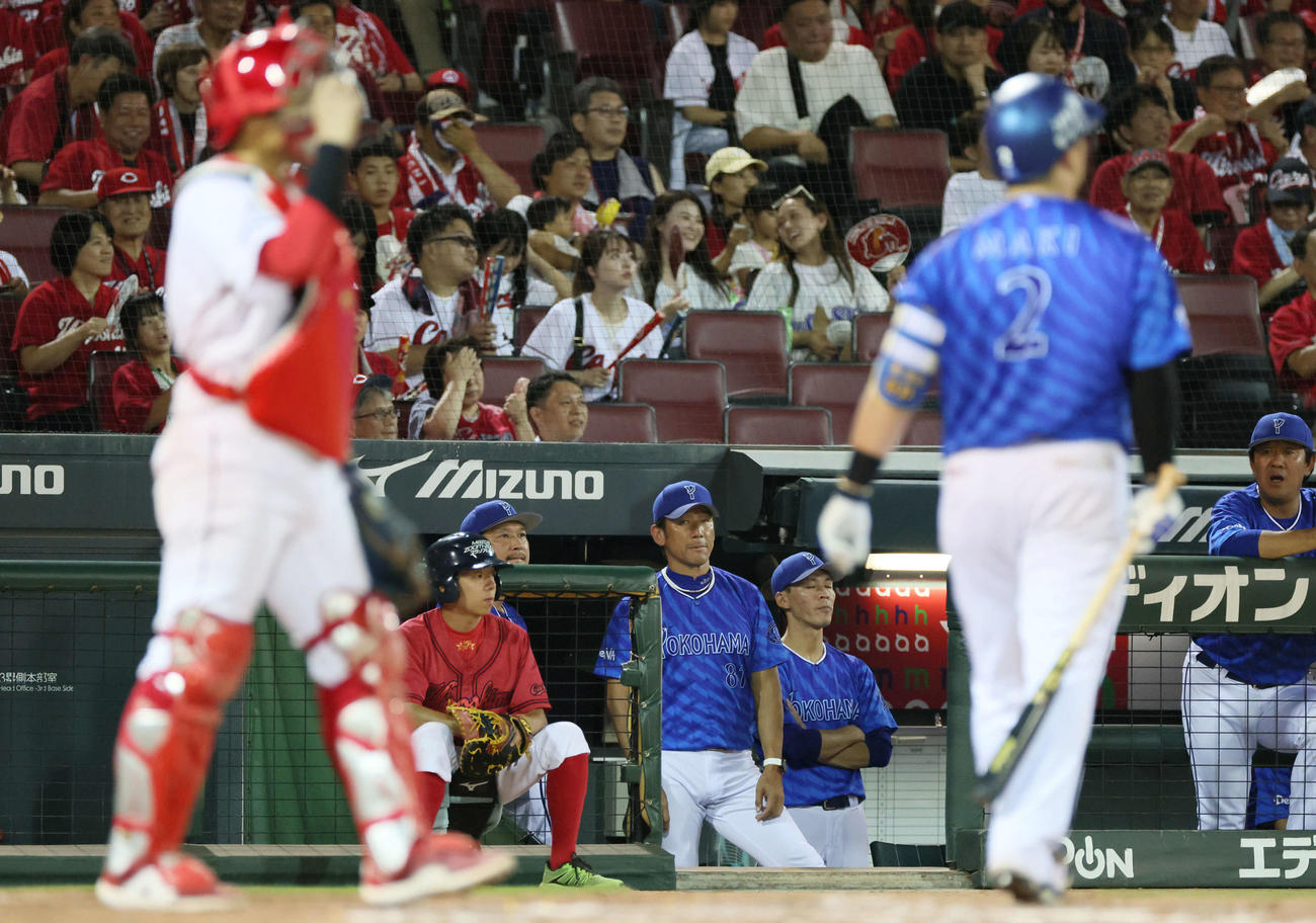 広島対DeNA 9回表DeNA無死、三振した牧とベンチの三浦監督（撮影・加藤孝規）