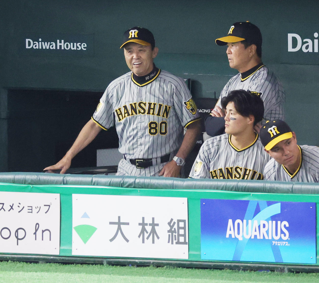 巨人対阪神　8回表阪神2死二塁、近本が三振に倒れ苦笑いの岡田監督（撮影・野上伸悟）