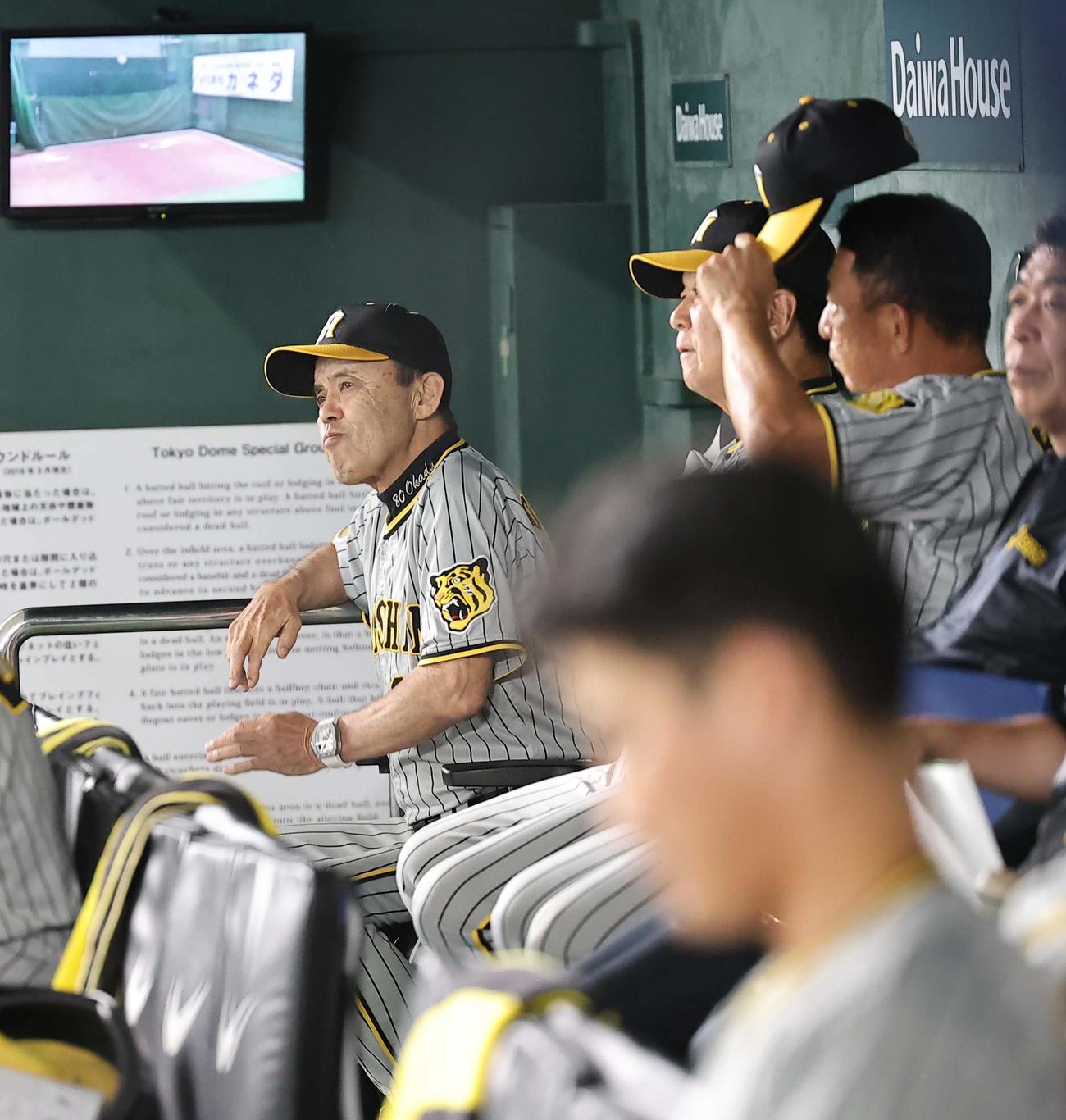 巨人対阪神　ベンチで渋い表情を見せる岡田監督（撮影・上田博志）