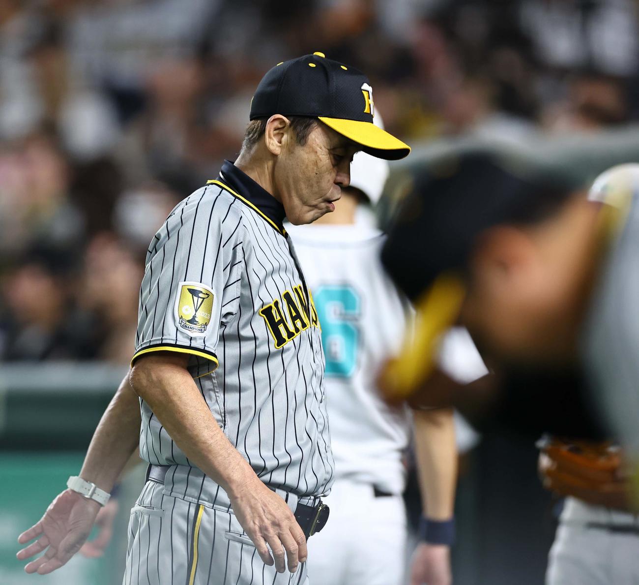 巨人対阪神　選手交代を告げる岡田監督（撮影・上田博志）