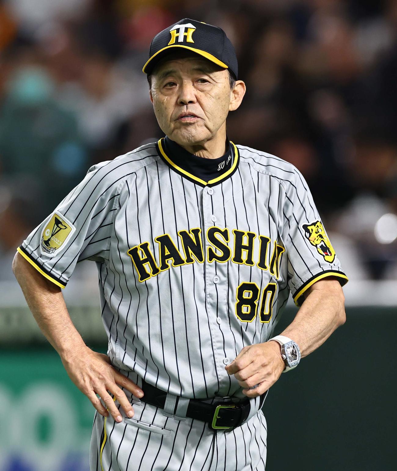 巨人対阪神　選手交代を告げる岡田監督（撮影・上田博志）