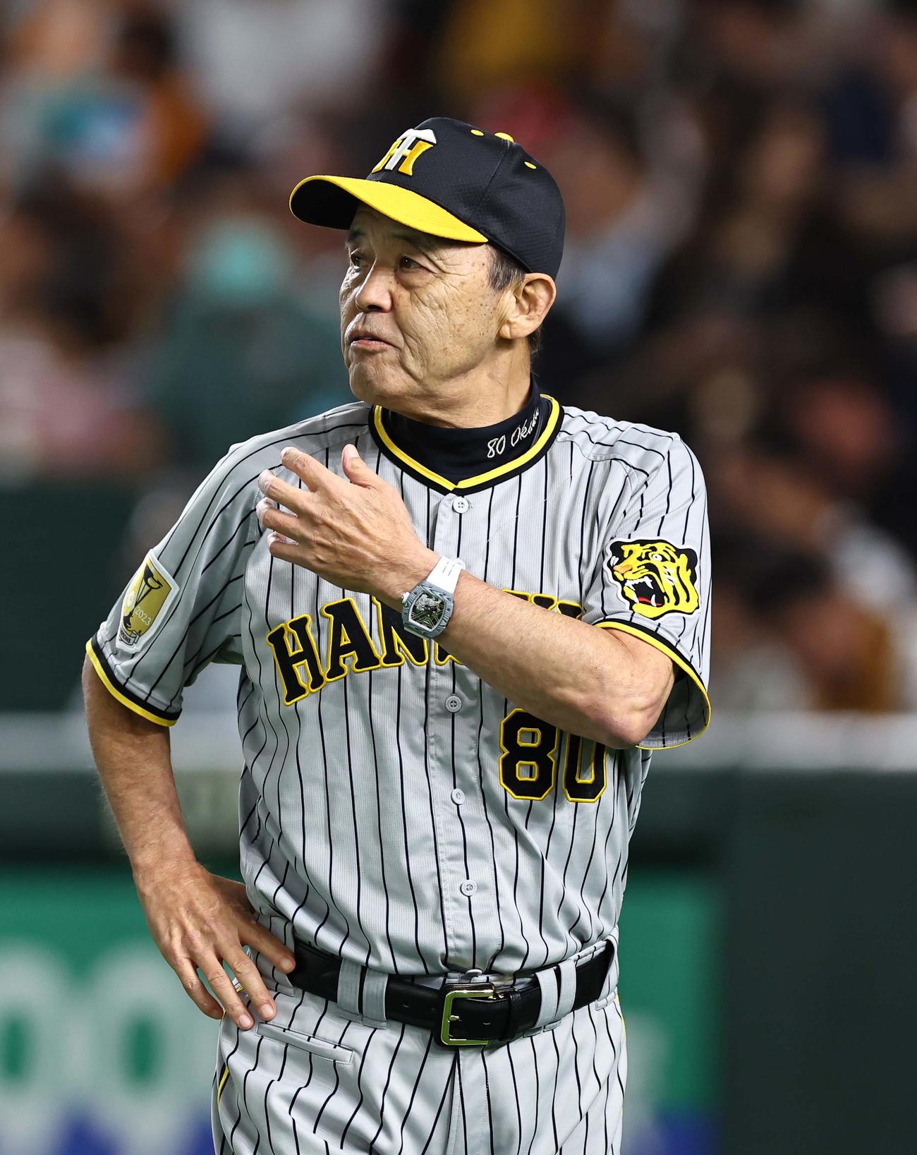 巨人対阪神　選手交代を告げる岡田監督（撮影・上田博志）