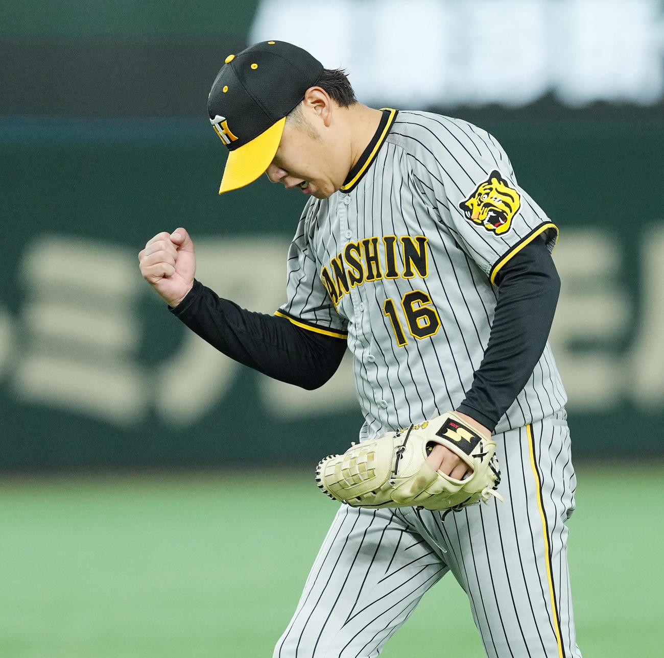 巨人対阪神　7回裏巨人2死二塁、岸田を投ゴロに仕留め、ガッツポーズを見せる西勇（撮影・菅敏）
