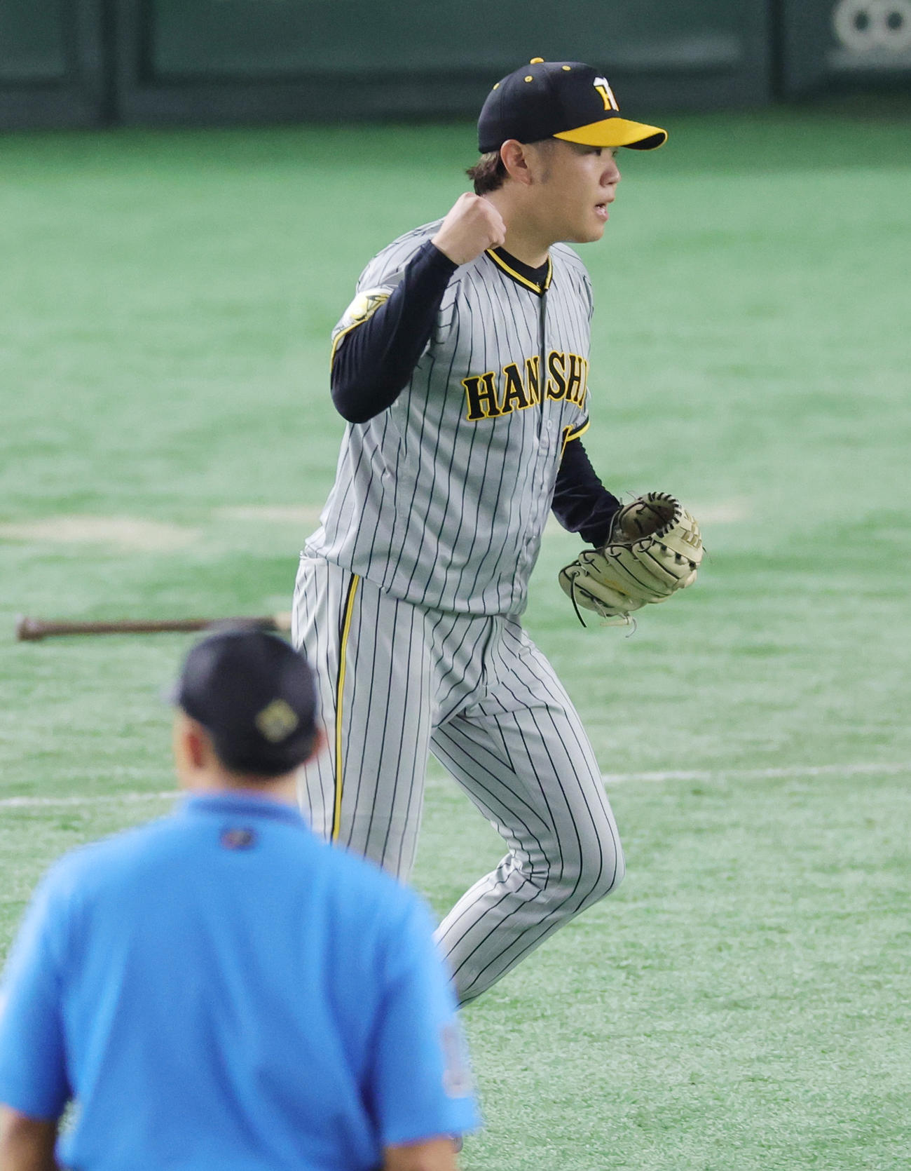 巨人対阪神　7回裏巨人2死二塁、岸田を投ゴロに仕留めガッツポーズの西勇（撮影・野上伸悟）