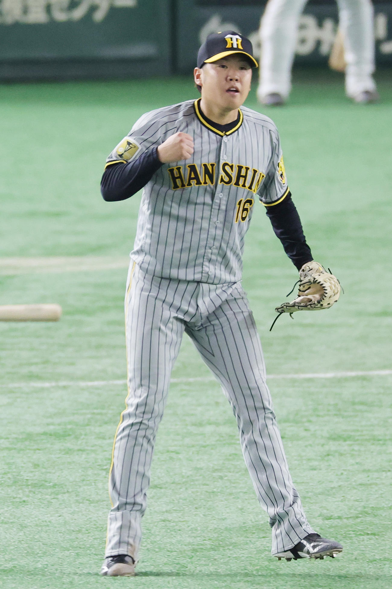 巨人対阪神　7回裏巨人2死二塁、岸田を投ゴロに仕留めガッツポーズの西勇（撮影・野上伸悟）