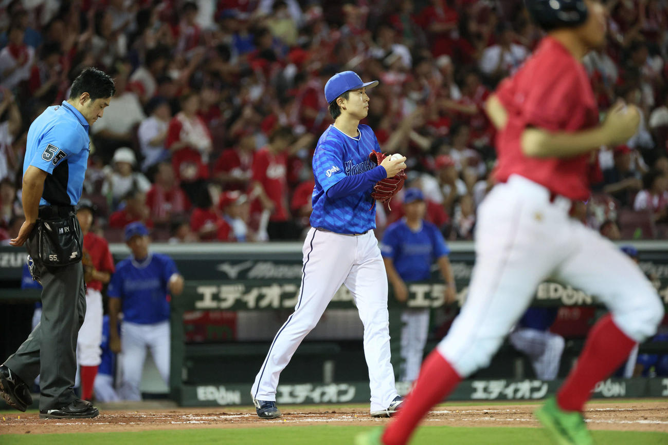 広島対DeNA 3回裏広島2死一、三塁、中村奨に左適時二塁打を浴びた京山（撮影・加藤孝規）